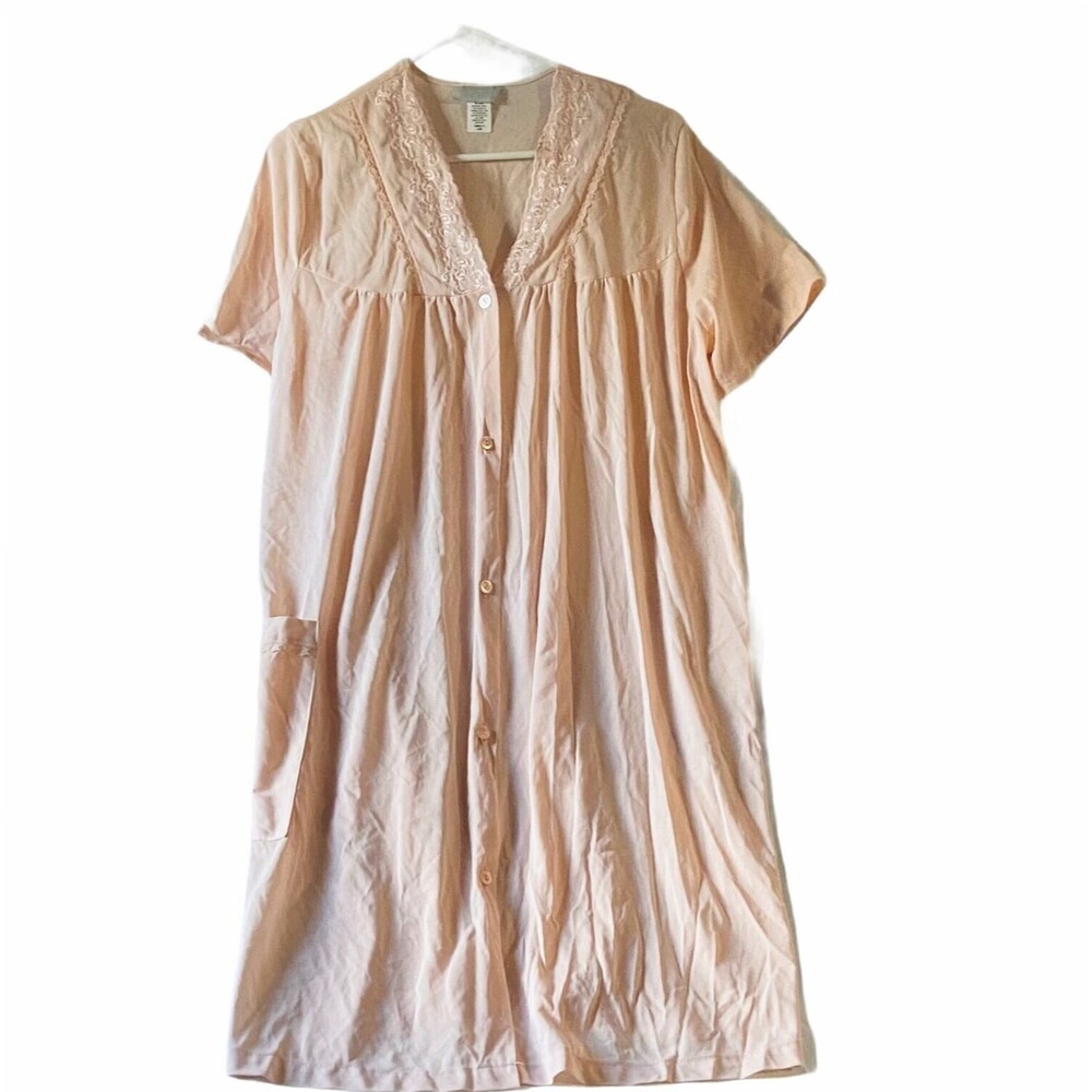 #3245 Womans light pink robe, short sleeve vintage , Danni Nylon size Large